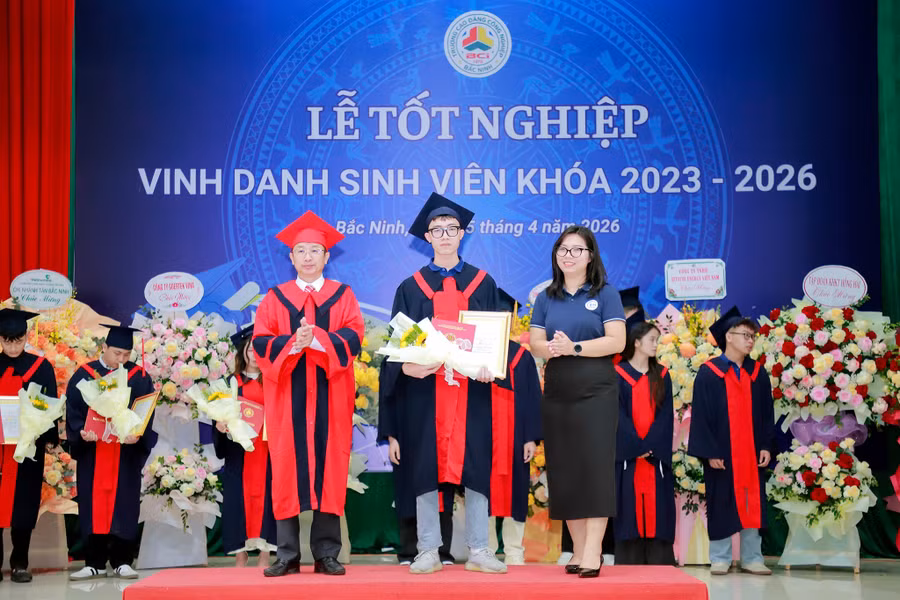 Đại diện BCI và đơn vị đồng hành chúc mừng các tân cử nhân, kỹ sư thực hành. a-4.jpg