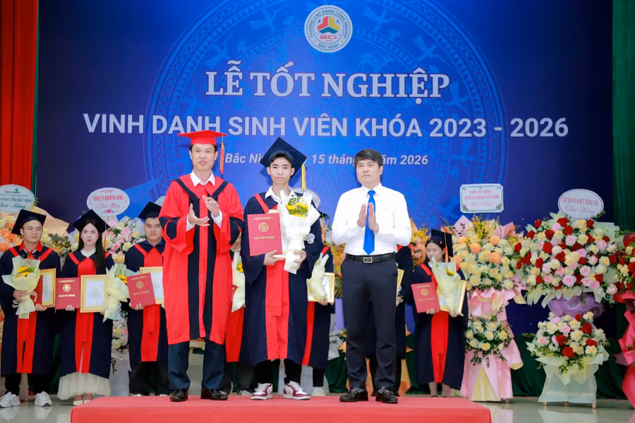 Ông Đoàn Xuân Thanh và TS Vũ Quang Khuê trao bằng tốt nghiệp, chúc mừng thủ khoa.