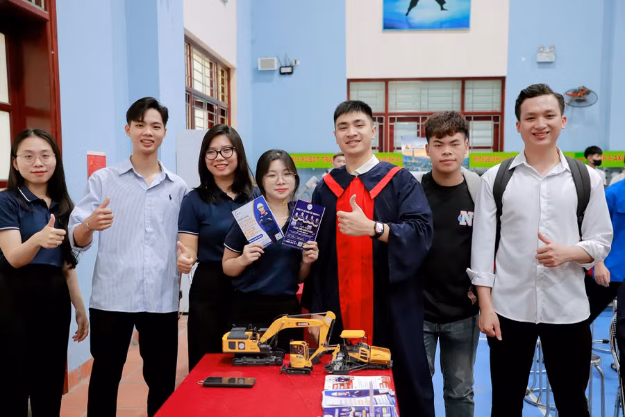 Đơn vị tuyển dụng cùng sinh viên BCI tại lễ tốt nghiệp. a10.jpg