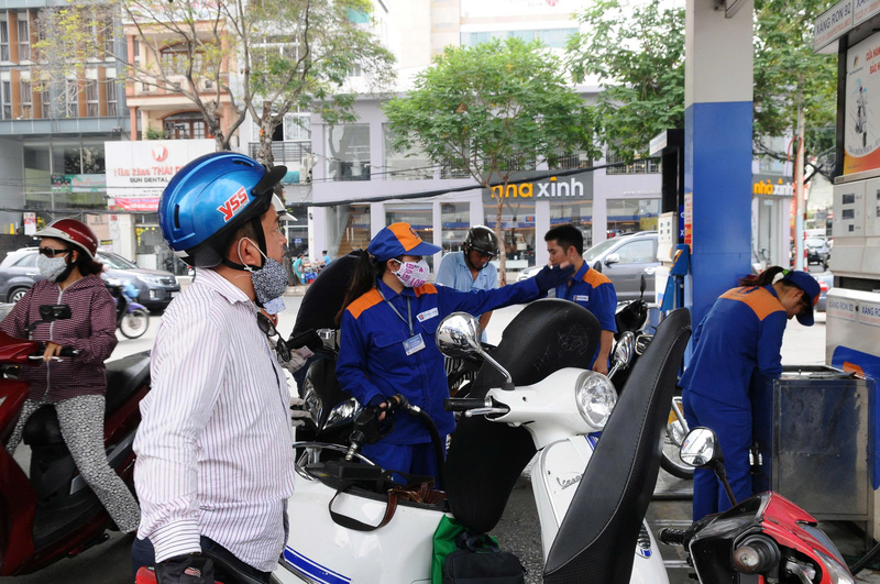 Giá dầu tiếp tục giảm sâu trong kỳ điều hành ngày 16/4 (Ảnh: Cấn Dũng)