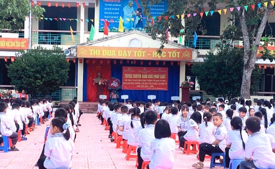 Trường TH&THCS Hợp Hòa tuyên truyền giáo dục pháp luật cho học sinh.