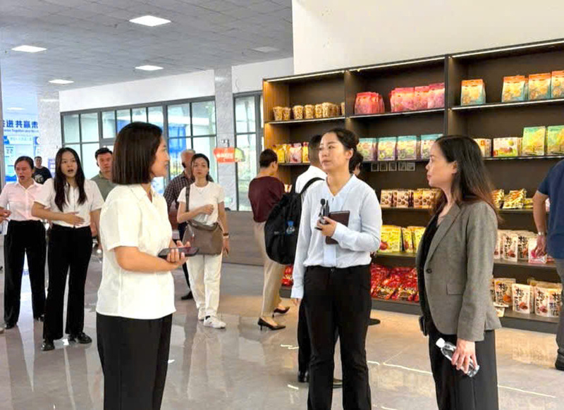 Phái đoàn Việt Nam do Cục Xúc tiến thương mại dẫn đầu làm việc với đại diện Ban Quản lý Khu công nghiệp logisicts thương mại điện tử xuyên biên giới Hà Khẩu về các quy định, chính sách trưng bày và livestream quảng bá hàng Việt tại khu công nghiệp