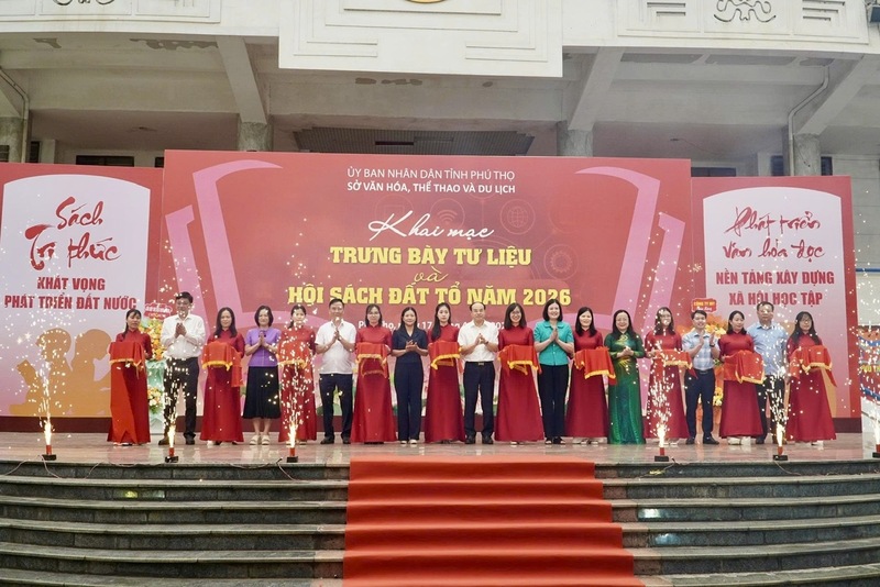 Các đại biểu cắt băng khai mạc Trưng bày tư liệu và Hội sách Đất Tổ năm 2026. Ảnh: CTV