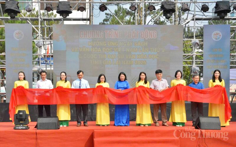 Các đại biểu cắt băng khai mạc Ngày Sách và Văn hóa đọc Việt Nam lần thứ V, đồng thời khởi động Cuộc thi Đại sứ Văn hóa đọc tỉnh Gia Lai năm 2026.