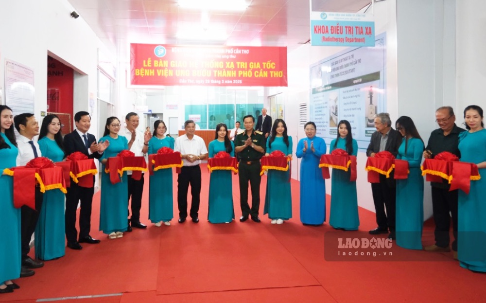 Tại buổi Lễ khánh thành, Chủ tịch UBND TP Cần Thơ Trương Cảnh Tuyên đề nghị ngành y tế khẩn trương đưa hệ thống xạ trị gia tốc vào vận hành hiệu quả, an toàn, tuân thủ nghiêm ngặt các quy trình chuyên môn và quy định về an toàn bức xạ.