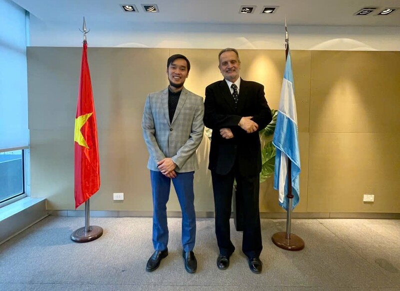 Đại diện Thương vụ Việt Nam tại Argentina và ông Carlos Vitagliano, Giám đốc Phát triển kinh doanh của Phòng thương mại Mercosur - Asean.