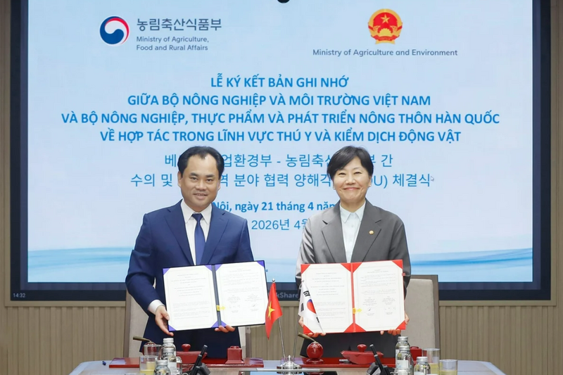 Bộ trưởng Bộ Nông nghiệp và Môi trường Việt Nam Trịnh Việt Hùng và Bộ trưởng Bộ Nông nghiệp, Thực phẩm và Phát triển nông thôn Hàn Quốc Song Miryung ký kết Bản ghi nhớ hợp tác trong lĩnh vực thú y và kiểm dịch động vật. Ảnh: Khương Trung