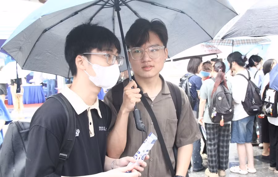 Sinh viên hào hứng ‘đội mưa’ săn cơ hội tại Ngày hội việc làm