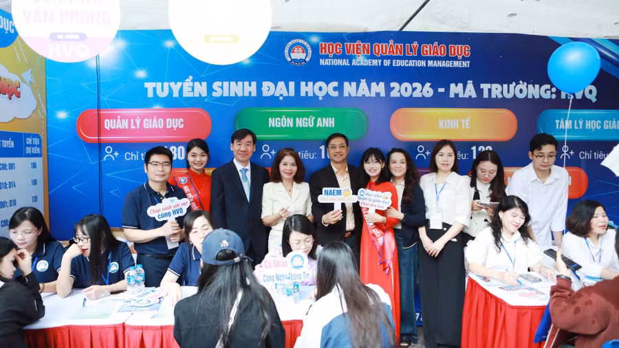 Cán bộ, giảng viên Học viện Quản lý giáo dục tư vấn tuyển sinh, hướng nghiệp cho học sinh.