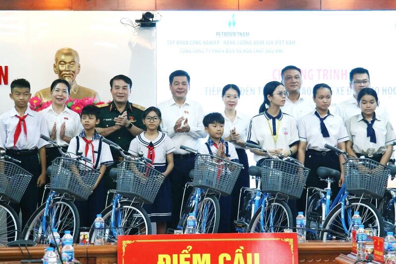 Phó Chủ tịch Quốc hội Nguyễn Hồng Diên và đại diện Đoàn Đại biểu Quốc hội tỉnh Gia Lai trao tặng xe đạp cho các em học sinh xã Tuy Phước.