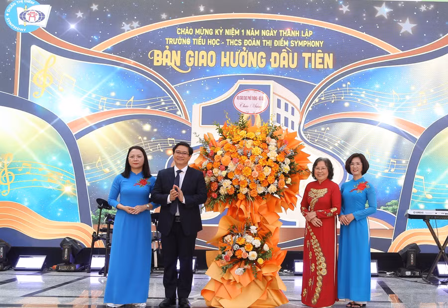 TS Thái Văn Tài - Vụ trưởng Vụ Giáo dục Phổ thông (Bộ GD&ĐT) chúc mừng nhà trường.