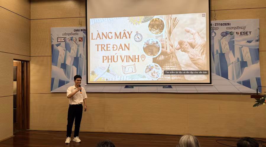 Sinh viên tự tin dự thi phần thuyết minh chuyên đề. Ảnh: HCMUE.