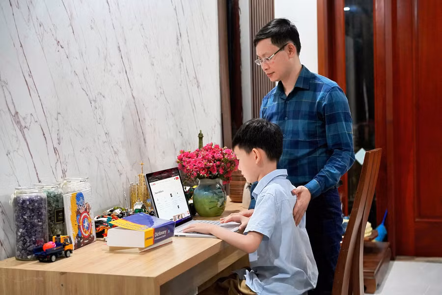 Bố là người truyền cảm hứng và đồng hành cùng Tuấn Khôi trong hành trình chinh phục Tiếng Anh. z7824291857440-186319debe1c9b9b1e76b880b064b946.jpg