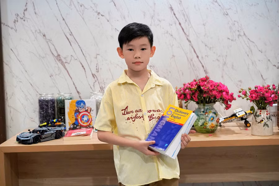 Tuấn Khôi thường xuyên tiếp xúc với Tiếng Anh thông qua các thói quen, sở thích hàng ngày. z7824307475462-4f9419144994fb671b7a78d5d4218141.jpg
