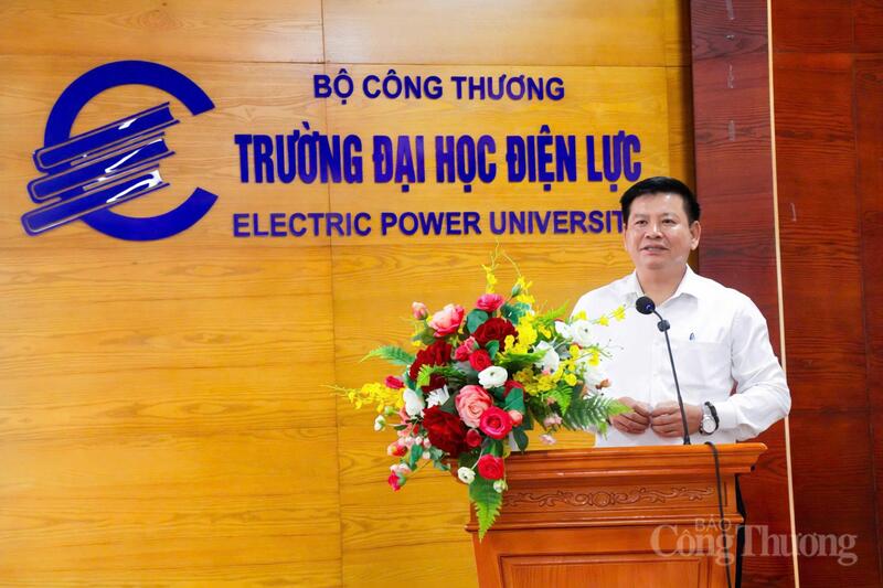 PGS.TS Đinh Văn Châu - Hiệu trưởng Trường Đại học Điện lực phát biểu khai mạc.