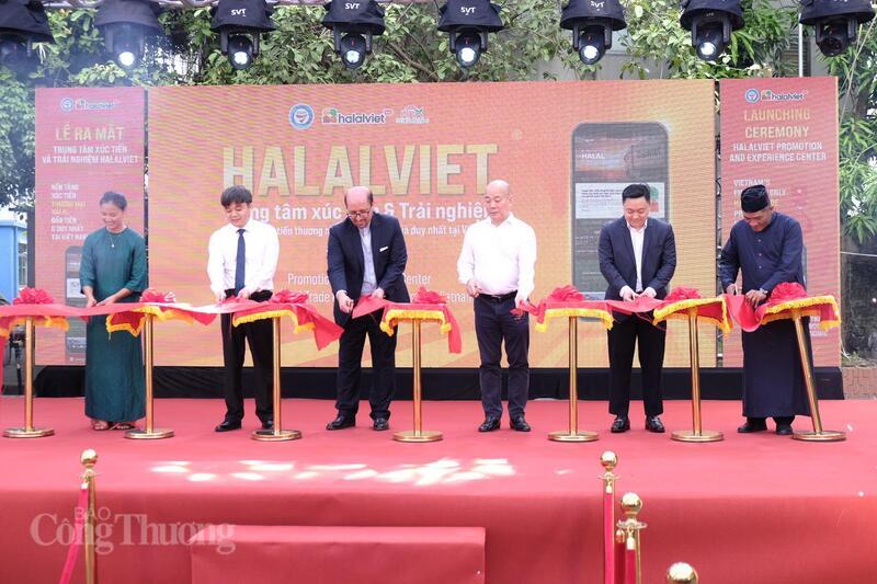 Các đại biểu thực hiện nghi thức ra mắt Trung tâm Xúc tiến và Trải nghiệm HALALVIET