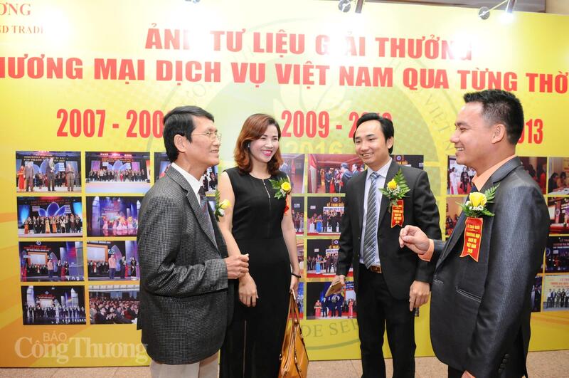 Các đại biểu trao đổi bên lề Giải thưởng Thương mại Dịch vụ Việt Nam năm 2016. Ảnh: Cấn Dũng