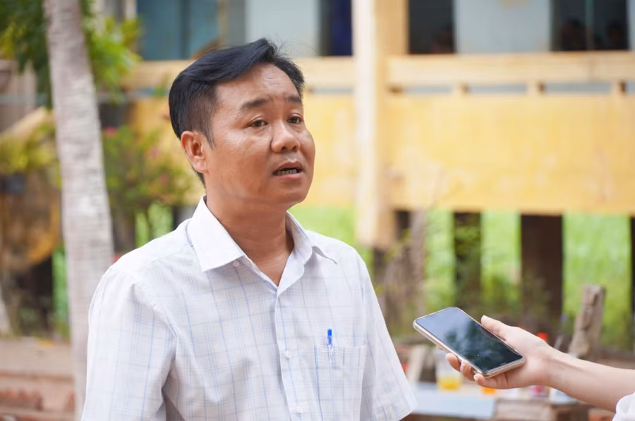 Ông Phạm Hoàng Vũ, Phó Hiệu trưởng Trường THCS Quốc Thái, chia sẻ về hành trình đưa học sinh vùng biên vượt qua kỳ thi quan trọng. 3-bien-gioi.jpg