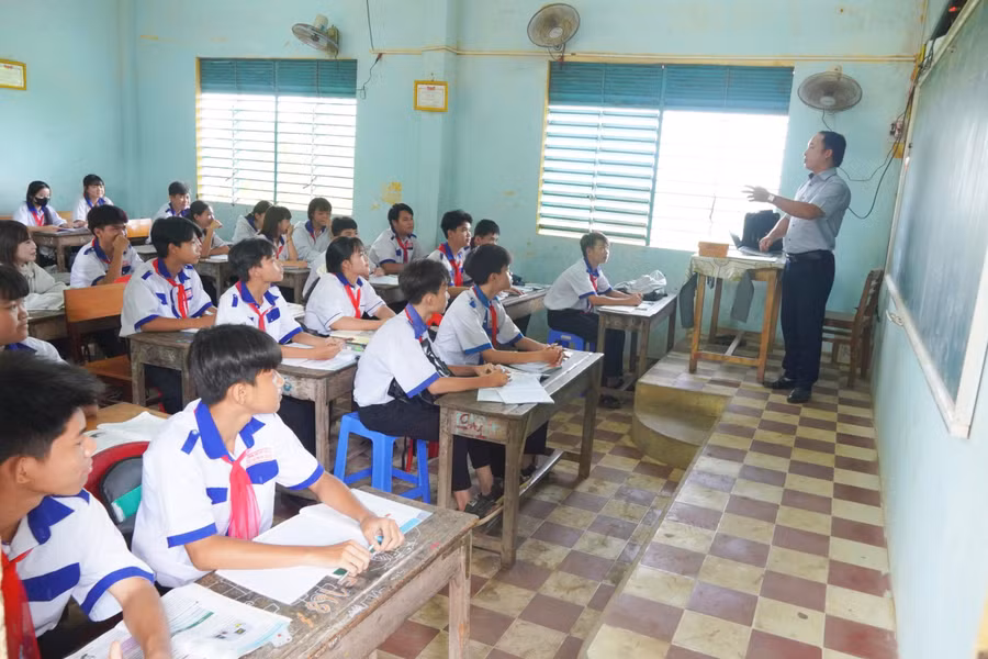 Ngôi trường vùng biên An Giang với lớp học đơn sơ, bàn ghế cũ, nhưng chưa bao giờ làm vơi đi khát vọng học tập của học trò.