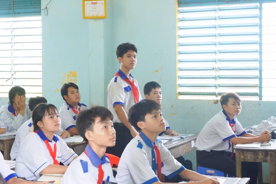 Em Trương Ngọc Nghĩa (đứng) luôn cố gắng, kiên trì mỗi ngày để chạm tới cánh cửa lớp 10. 4-bien-gioi.jpg