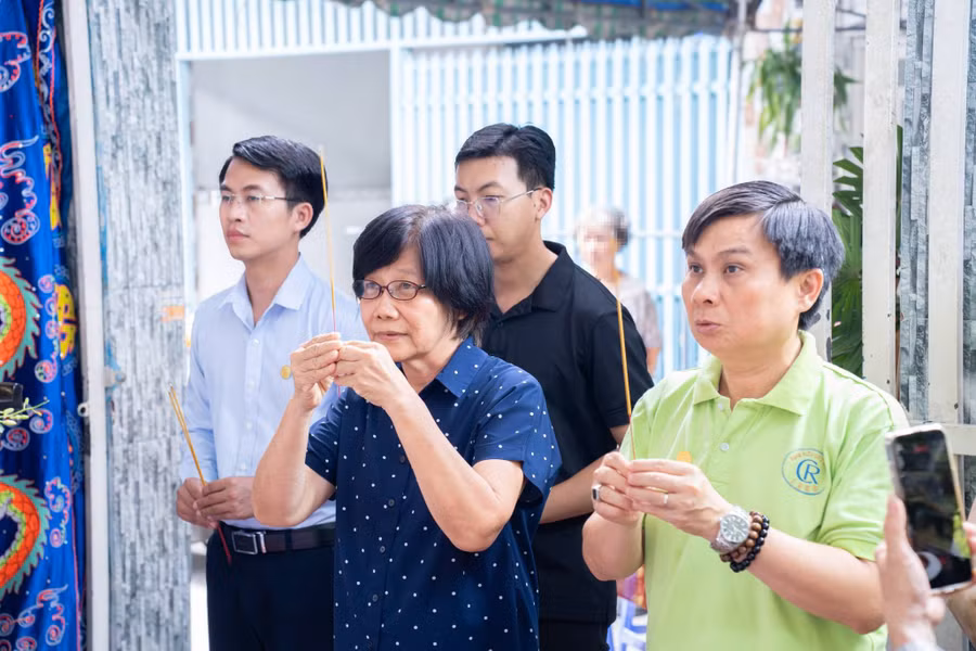 Đại diện Bệnh viện Chợ Rẫy đến thăm viếng gia đình người hiến tạng. dsc07429.jpg