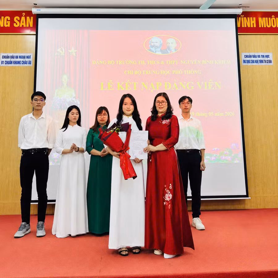 Tin tưởng những Đảng viên mới sẽ góp phần xây dựng Đảng bộ Trường Nguyễn Bỉnh Khiêm ngày càng trong sạch, vững mạnh. z7845151237109-b85278a55cdfbe461e8f01950c942648.jpg