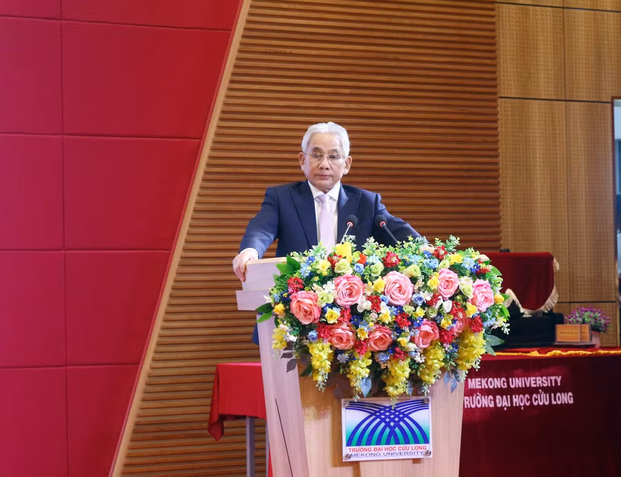 Nhà giáo ưu tú, PGS.TS Lương Minh Cừ, Bí thư Đảng ủy, Hiệu trưởng Trường ĐH Cửu Long phát biểu tại buổi lễ ký kết. dhcl-hop-tac-thai-lan-2.jpg