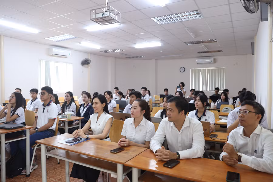 Khai giảng lớp "Kỹ năng ứng dụng AI dành cho sinh viên” của Trường Đại học Ngân hàng TPHCM. Ảnh: HUB. l1.jpg