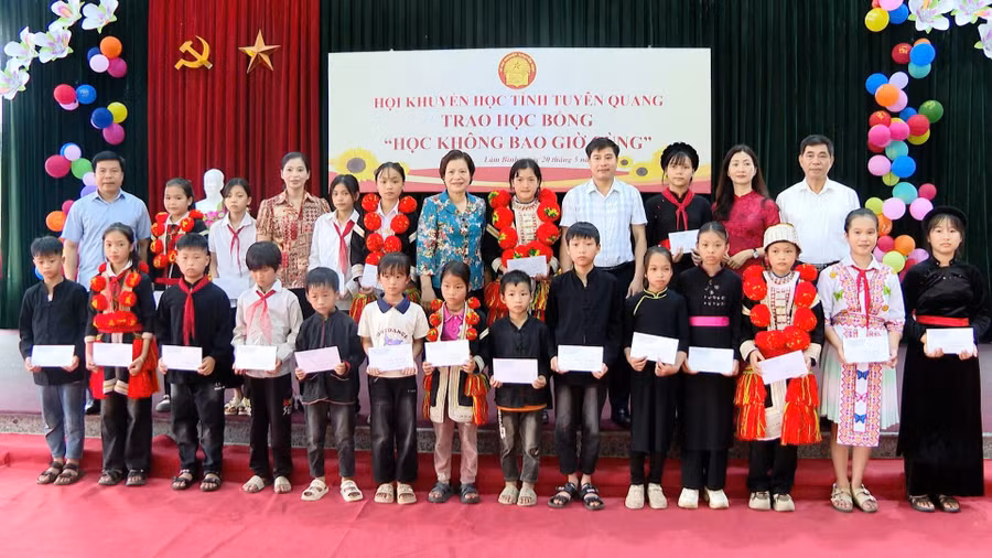 Học sinh khó khăn được tiếp sức trên con đường chinh phục tri thức. 1.jpg