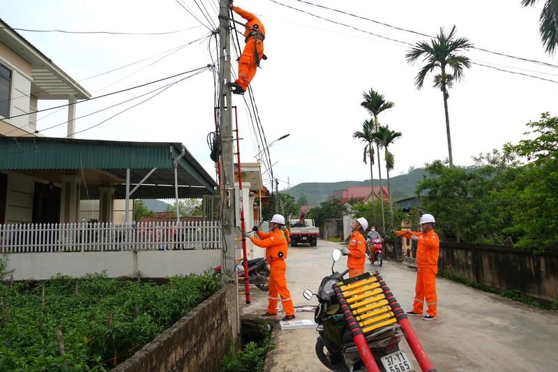 Công ty Điện lực Nghệ An nỗ lực xử lý khiếm khuyết, chỉnh trang lưới điện đảm bảo vận hành an toàn, ổn định góp phần giảm tổn thất điện năng. Ảnh: Phan Thủy