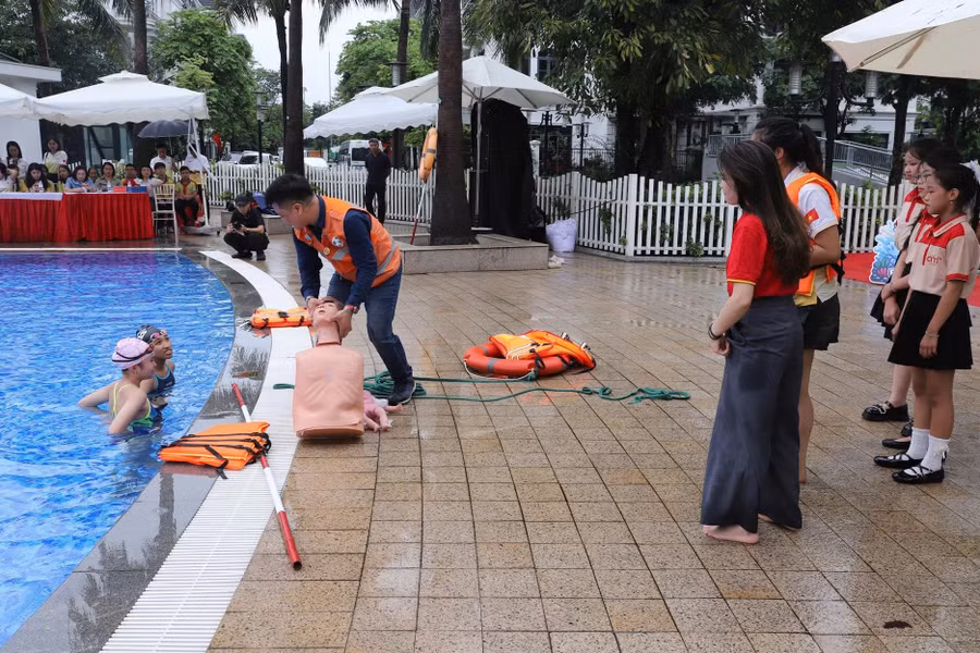 Chuyên gia hướng dẫn học sinh phường Hồng Bàng cách xử lý tình huống khi gặp nạn nhân đuối nước. 21-hb2.jpg