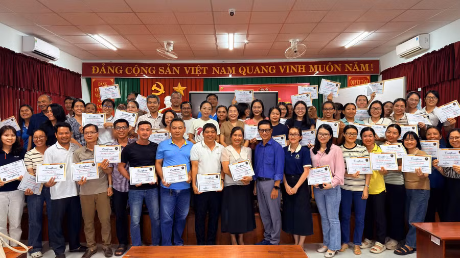 Giáo viên Trường THPT Trần Văn Quan nhận giấy chứng nhận sau khi hoàn thành khóa tập huấn ứng dụng AI trong dạy học. Ảnh: NTCC. 2aoboqzw74cwer0ytrvoiolwxzl3skl8gt1acekk.jpg