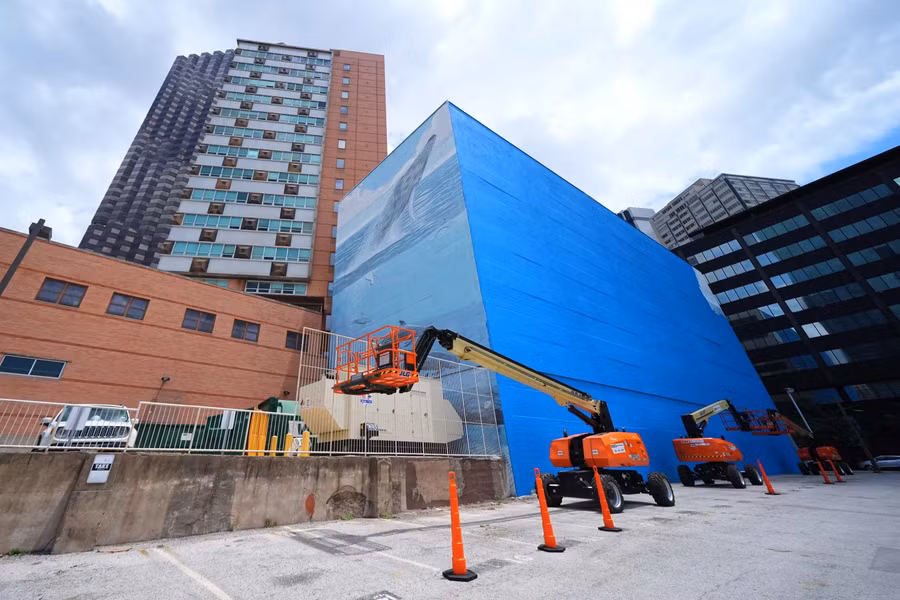 Một phần bức tranh cá voi khổng lồ “Whaling Wall 82” vẫn còn hiện rõ trên tòa nhà ở trung tâm Dallas, trong khi khu vực bên phải đã bị phủ sơn để phục vụ hoạt động quảng bá World Cup 2026. fifa-1.jpg