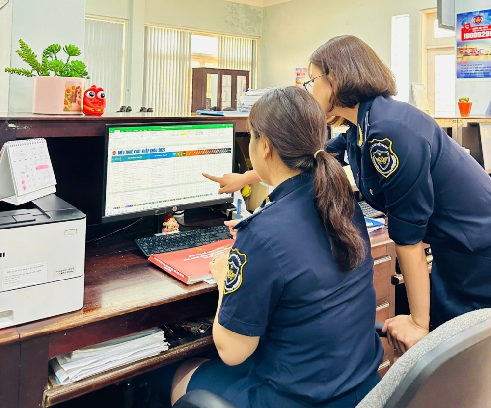 Cơ quan Hải quan chủ động xây dựng kịch bản điều hành thu theo từng địa bàn và nhóm hàng trọng điểm. Cơ quan Hải quan chủ động xây dựng kịch bản điều hành thu theo từng địa bàn và nhóm hàng trọng điểm.