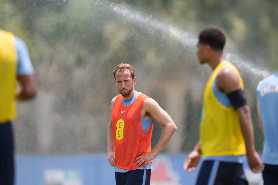 Tiền đạo Harry Kane đứng gần hệ thống phun nước trong buổi tập của tuyển Anh tại Palm Beach Gardens, bang Florida - Mỹ, ngày 2/6. fifa.jpg