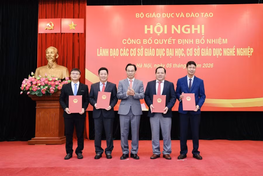 Bộ trưởng Hoàng Minh Sơn trao quyết định bổ nhiệm lãnh đạo các cơ sở giáo dục đại học, cơ sở giáo dục nghề nghiệp. img-7227.jpg