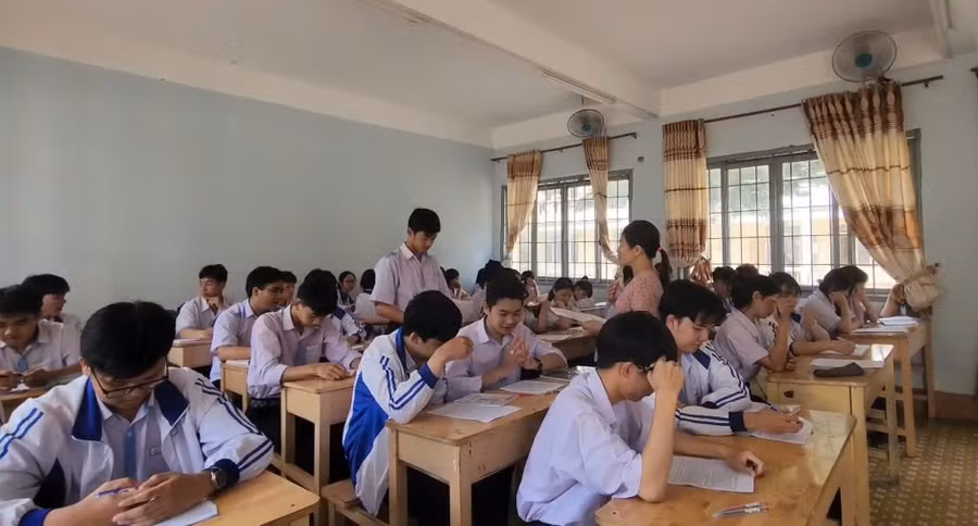 Không khí ôn tập sôi nổi giữa thầy cô và học sinh trong giai đoạn chuẩn bị kỳ thi. (Ảnh: NT) anh-5-khong-khi-on-tap-soi-noi-giua-thay-co-va-hoc-sinh-trong-giai-doan-chuan-bi-ky-thi.jpg