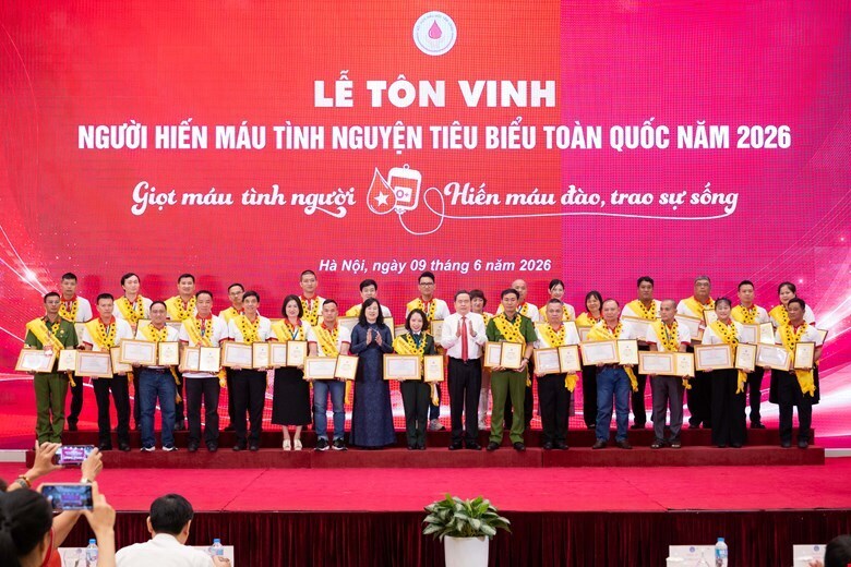 Chủ tịch Quốc hội Trần Thanh Mẫn và Bộ trưởng Bộ Y tế Đào Hồng Lan trao Bằng khen tôn vinh người hiến máu tiêu biểu năm 2026. Ảnh: Quochoi.vn
