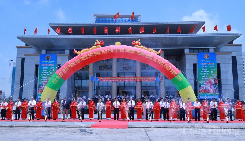 Thứ trưởng Bộ Công Thương cùng lãnh đạo tỉnh và các đối tác nước ngoài cắt băng thông xe xuất khẩu vải Bắc Ninh ngày 28/5. Ảnh: Trần Khoa