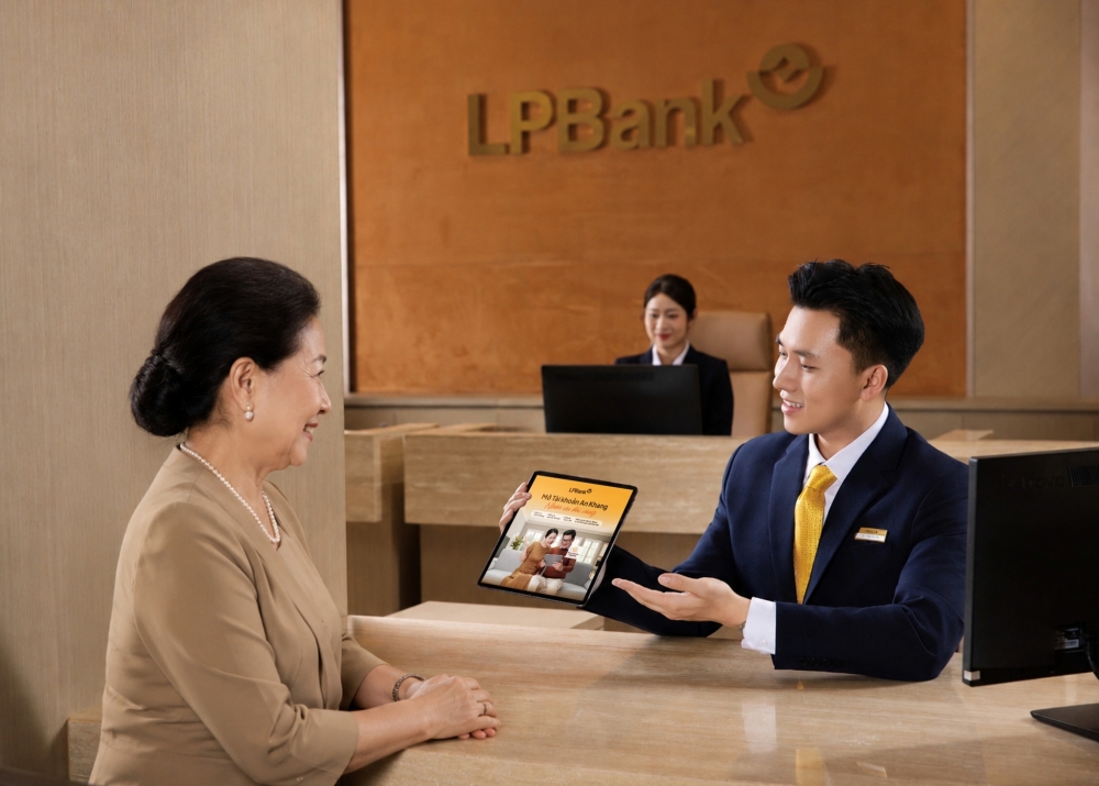 Khách hàng được miễn nhiều loại phí như phí phát hành và thường niên thẻ, phí quản lý tài khoản, phí SMS Banking, phí rút tiền tại LPBank và các điểm giao dịch Bưu điện. Khách hàng được miễn nhiều loại phí như phí phát hành và thường niên thẻ, phí quản lý tài khoản, phí SMS Banking, phí rút tiền tại LPBank và các điểm giao dịch Bưu điện.