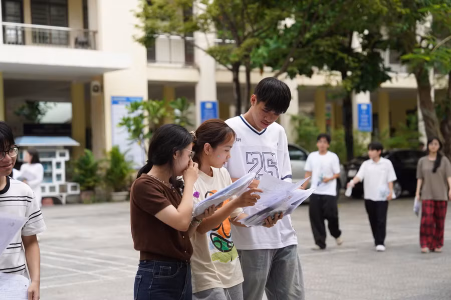 Thí sinh trao đổi bài vào cuối buổi thi môn tự chọn. da-nang-thi-tot-nghiep-2026.jpg