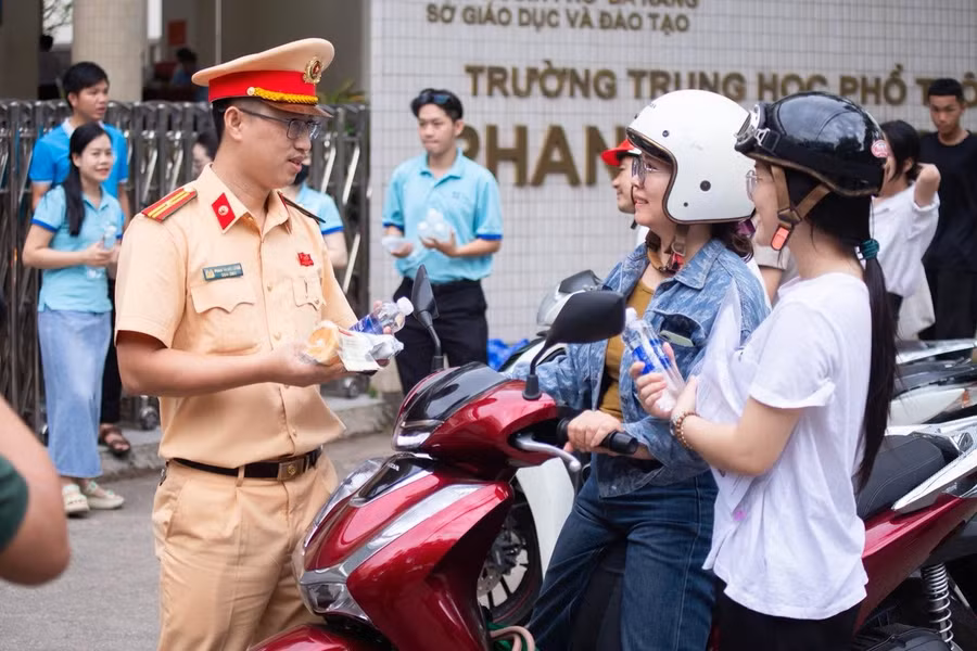 Cảnh sát giao thông làm nhiệm vụ phân luồng đồng thời tham gia hỗ trợ Tiếp sức mùa thi. giao-thong.jpg