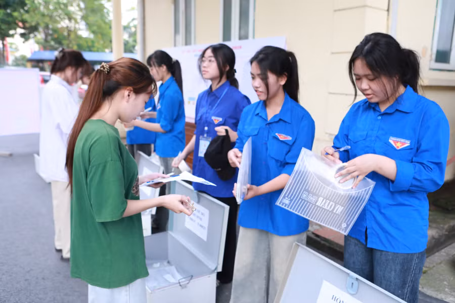 Mỗi thí sinh sẽ có túi cá nhân dán tên, số báo danh để tránh nhầm lẫn khi gửi đồ. k2.jpg