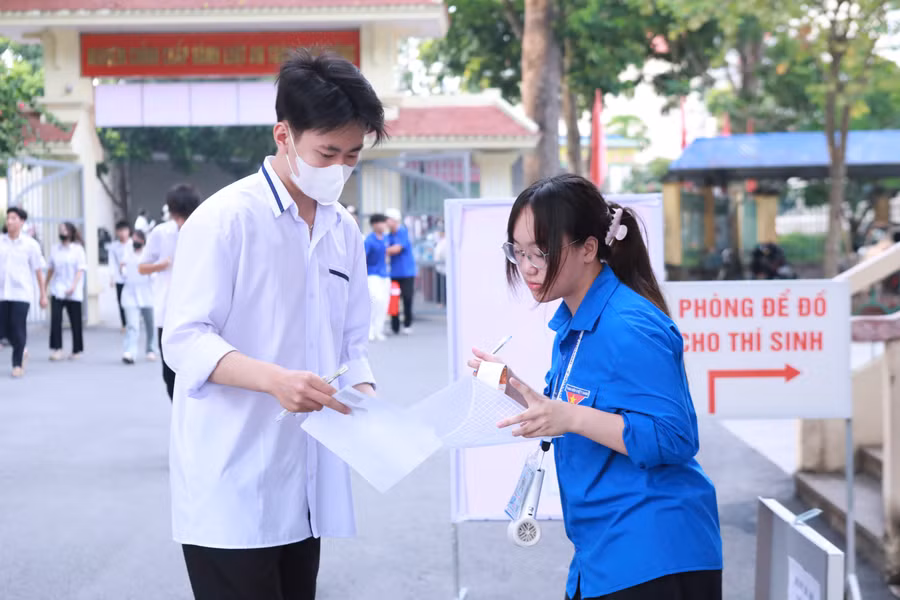 Các tình nguyện viên tại Điểm thi Trường THPT Kim Động, Hưng Yên hướng dẫn thí sinh gửi đồ tư trang bên ngoài phòng thi. k3.jpg