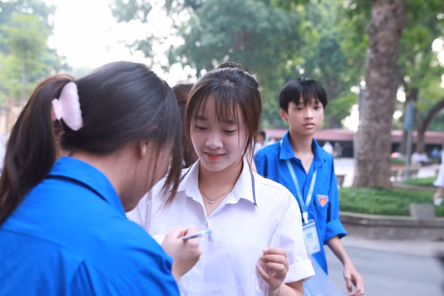 Tất cả đồ tư trang không liên quan như ví tiền, thẻ ngân hàng... đều phải để ở bên ngoài. k4.jpg