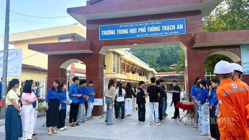 Thí sinh tại điểm thi Trường THPT Thạch An, xã Đông Khê đến địa điểm thi từ sớm, sẵn sàng bước vào môn thi đầu tiên của Kỳ thi tốt nghiệp THPT năm 2026.