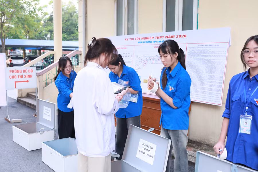 Các thanh niên tình nguyện làm việc rất khẩn trương, chính xác. k1.jpg