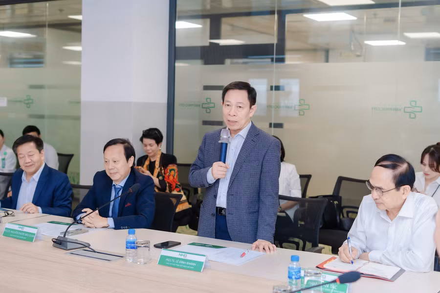 PGS.TS. Lê Đình Khánh - Chủ tịch Hội Thận tiết niệu Việt Nam tham gia tại tọa đàm Bệnh viện Đại học Quốc tế Hồng Bàng. Ảnh: HIU. bs-hiu.png