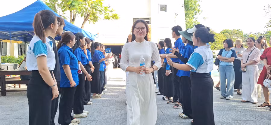 Thí sinh tự tin bước vào phòng thi giữa tiếng cổ động các tình nguyện viên. z7940780112391-1ce460bd8047c0ac6dc777cb0973a810.jpg