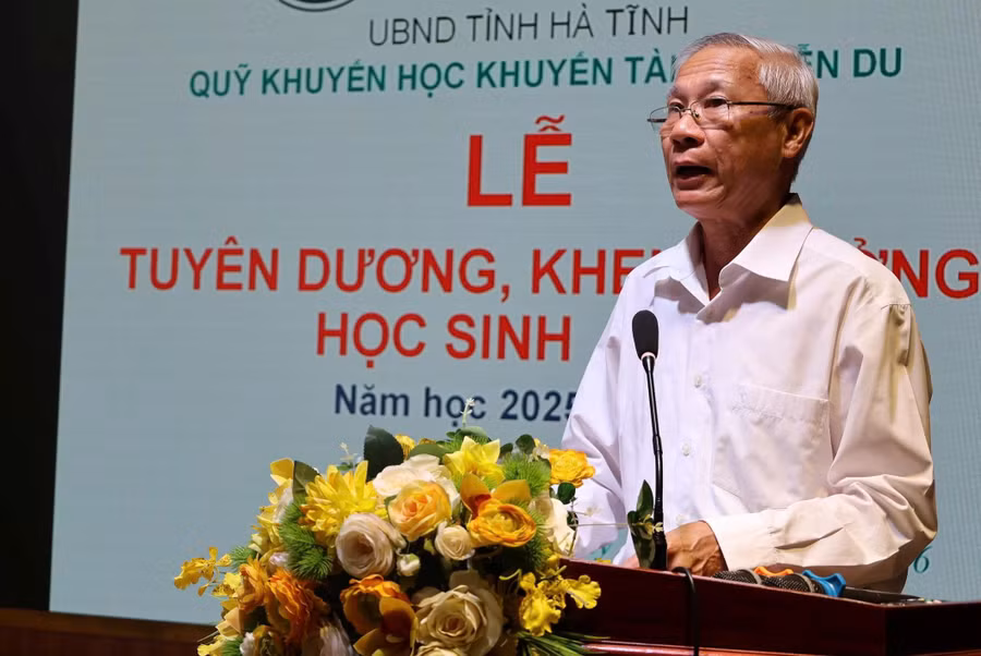 Ông Đoàn Đình Anh - Chủ tịch Hội Khuyến học Hà Tĩnh phát biểu tại buổi lễ. z7945253197882-3f87bb2e31c84bc4e0673e8ce4d316ff.jpg